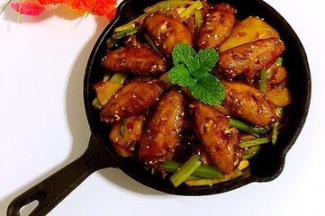 “干鍋雞翅”的家常做法，麻辣鮮香，好吃到舔盤(pán)子