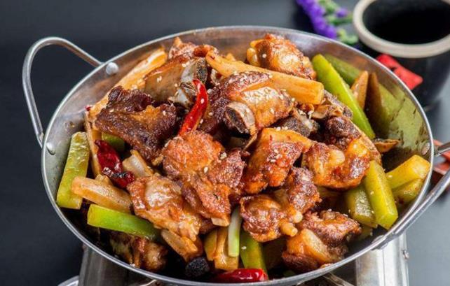 “干鍋排骨”的家常做法，做法簡單，口感麻辣鮮香