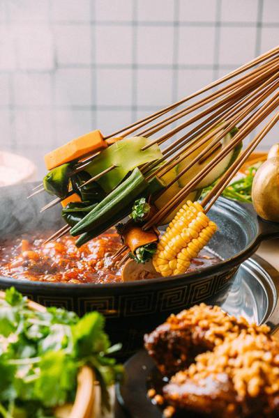 在當(dāng)下，串串香加盟店應(yīng)該如何操作